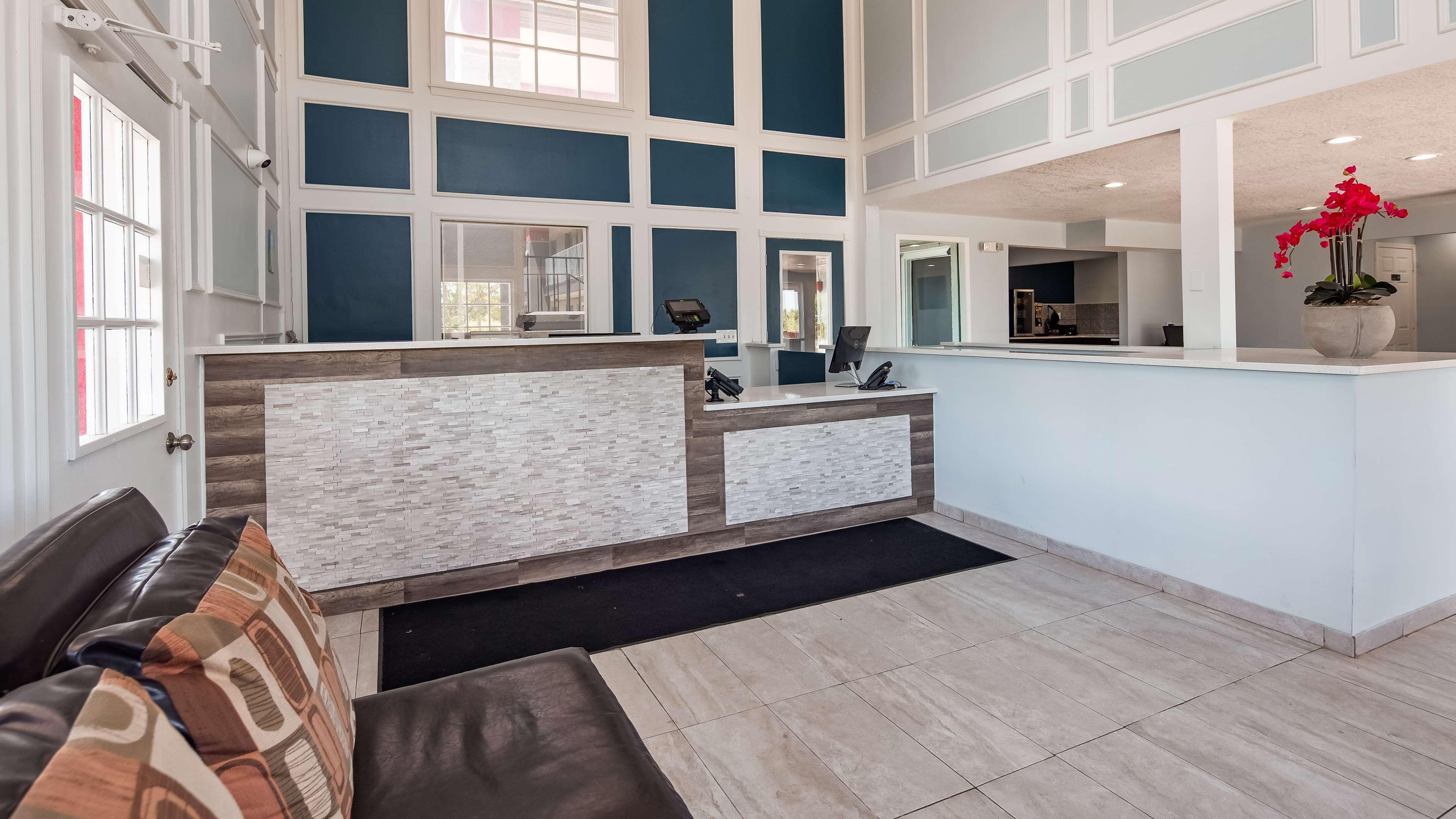 Surestay By Western Olathe
